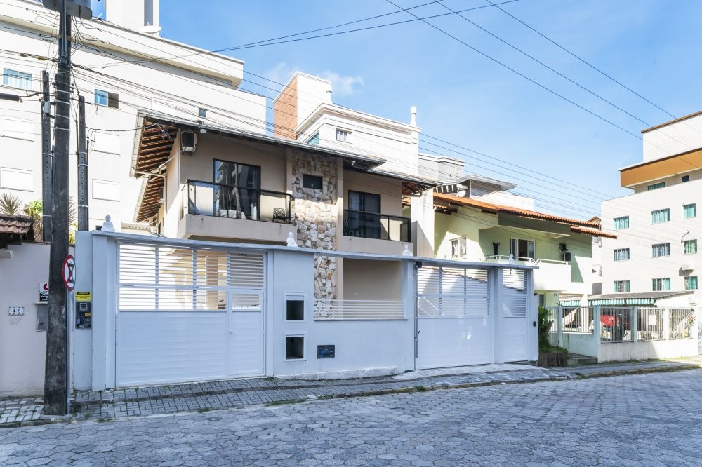 Casa 4 Quartos no centro de Bombas