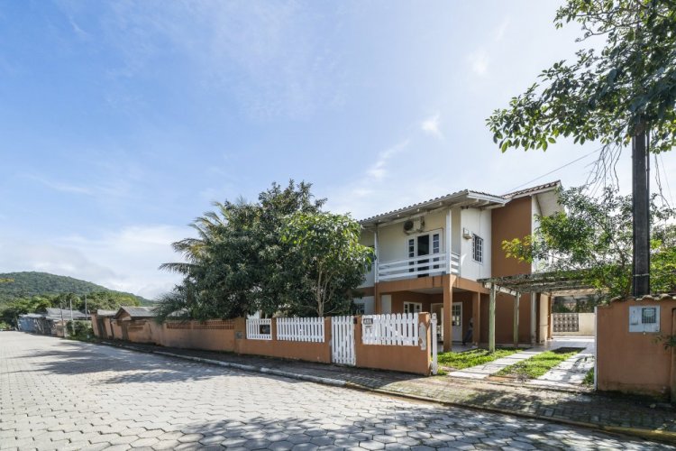 Casa 4 Quartos com Piscina - Jos Amandio